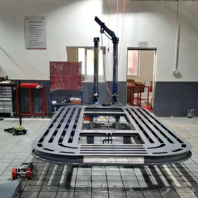 Machine de redressage de châssis de carrosserie, système de réparation de collision automobile, équipement de redressage de châssis, réparation de carrosserie